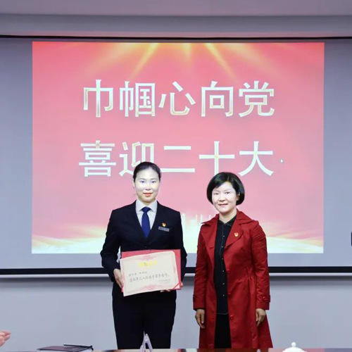 市婦聯(lián)、市總工會(huì)領(lǐng)導(dǎo)來(lái)集團(tuán)授牌公交巾幗事業(yè)再迎盛事