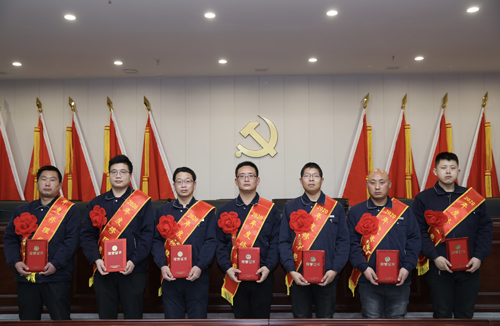 0206 修理能手從左至右依次為 邵冠峰、王寶玉、潘春樂、李龍、許特斯、韓利杰、寇增亮.jpg