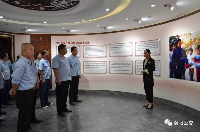 集團(tuán)機(jī)關(guān)組織黨員到“市民之家”廉潔文化宣傳教育館、家風(fēng)家訓(xùn)館和黨建館參觀學(xué)習(xí)