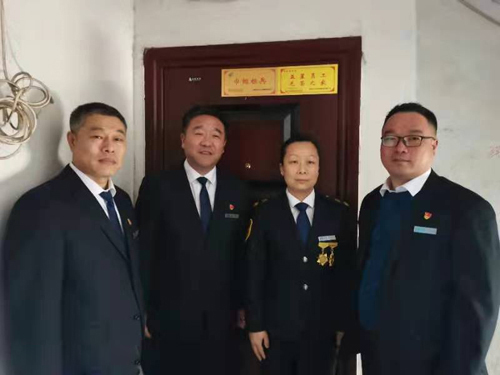 “一人得獎，全家光榮” 送“牌”上門，集團(tuán)為標(biāo)兵先進(jìn)送去榮譽(yù)喜報(bào)牌匾