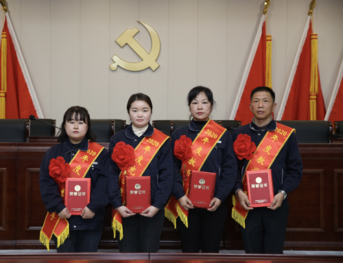 0207 從左至右依次為 點(diǎn)鈔能手王璐、充值能手孫昭娣、教學(xué)能手王慧娟、孫衛(wèi)東.jpg