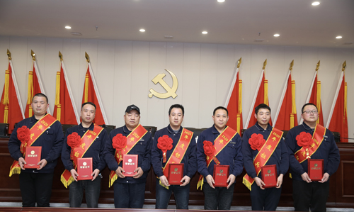 0202  標(biāo)兵從左至右依次為 苗田、尤建鵬、劉德斌、褚聰偉、王占峰、解偉強(qiáng)、馬群藝.jpg
